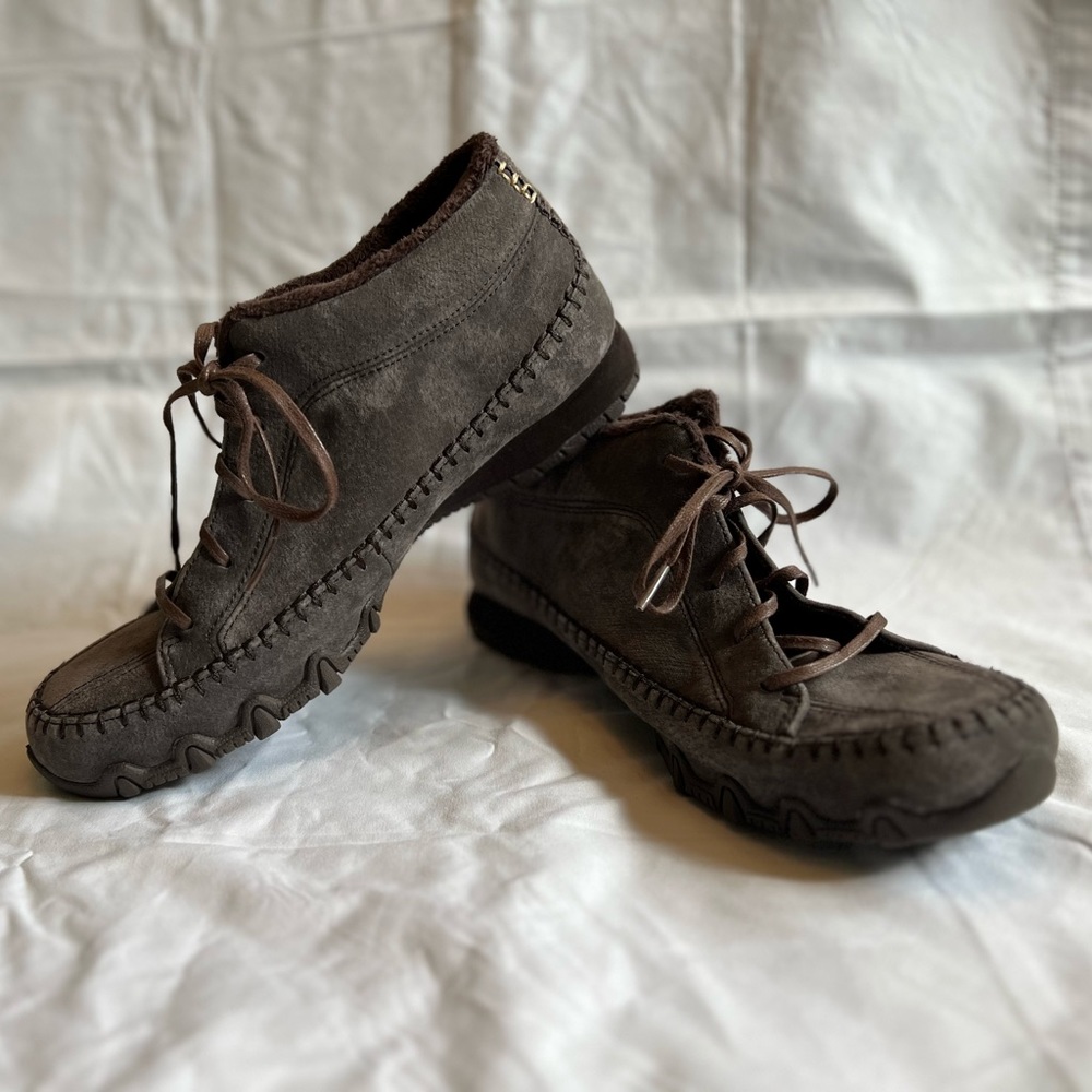 Women’s size 10 suede boot Skechers - relaxed fit, memory foam, new no tags/box.